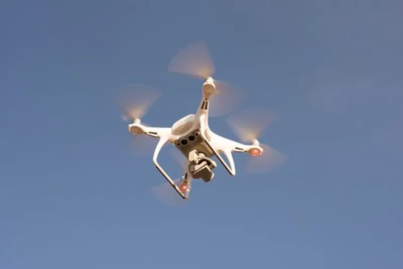 Bidikan Sudut Rendah Drone Yang Terbang Di Langit