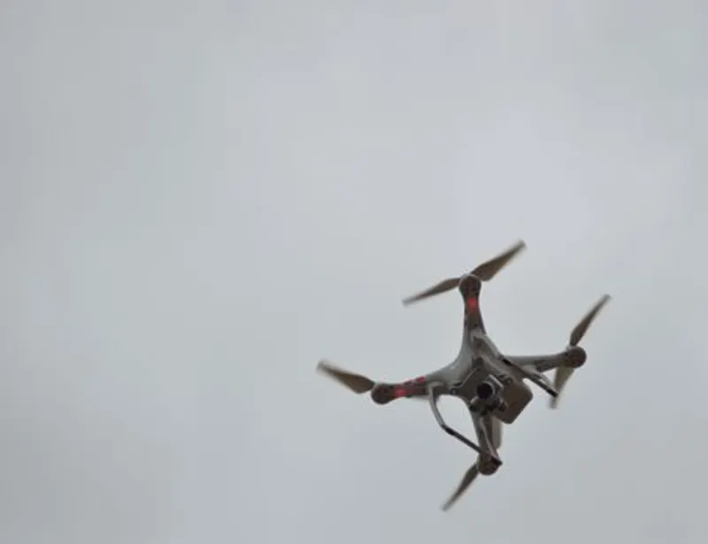Grey Quadcopter Dalam Penerbangan