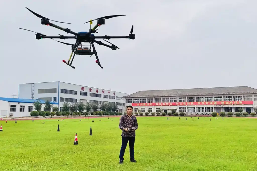 During his visit to a drone training school in Wuhan, China, Liu Purnomo, CEO of PT Remote Pilot Indonesia, personally tested the school's practical drone flight examination course.