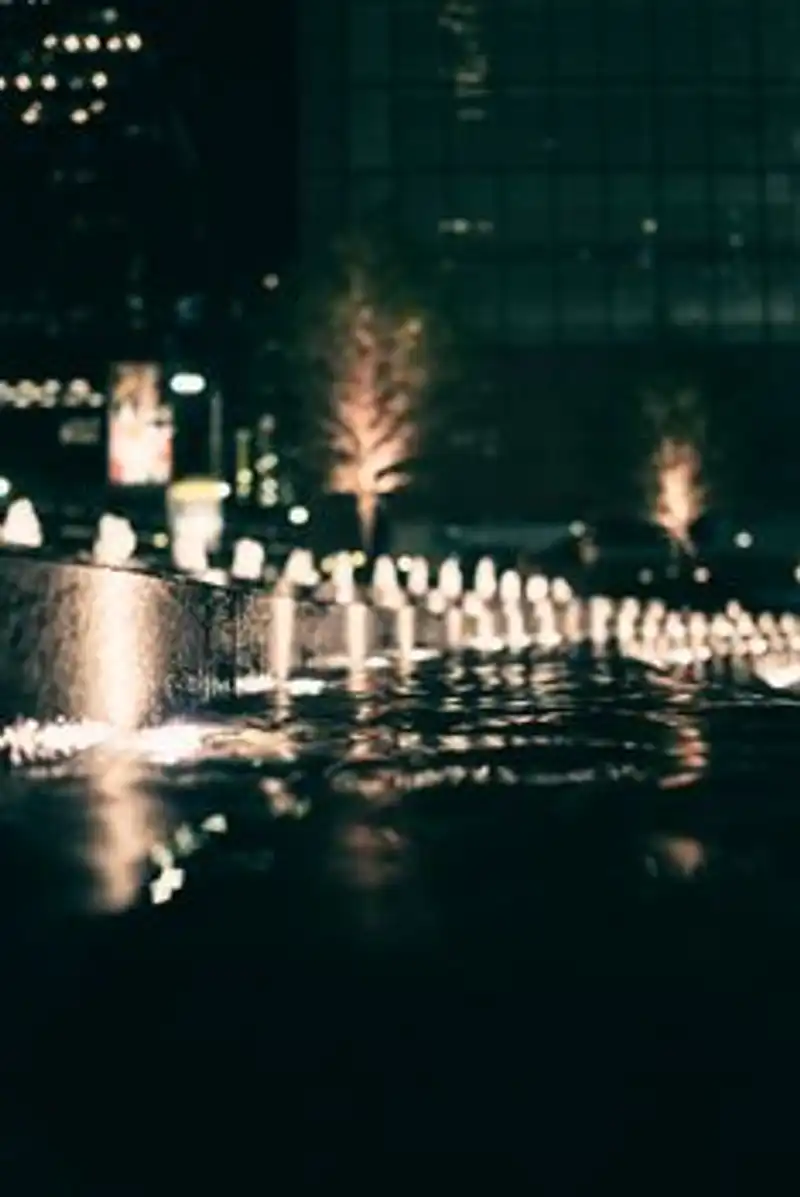 Kolam Renang Berlampu Di Night City