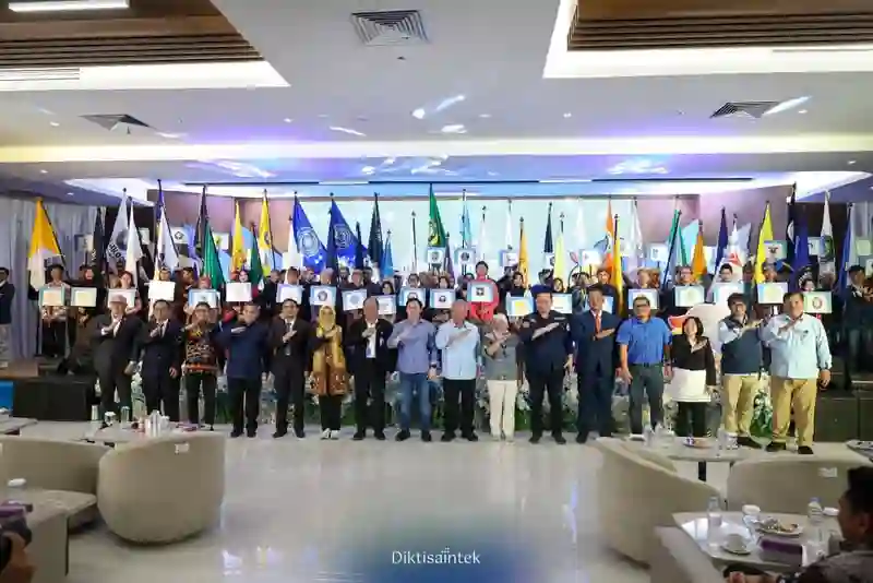 Pesawat tanpa awak mahasiswa peserta kompetisi robot terbang di landasan uji