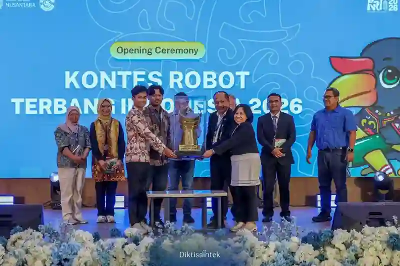 Mahasiswa teknik menyiapkan sistem kendali robot terbang sebelum peluncuran